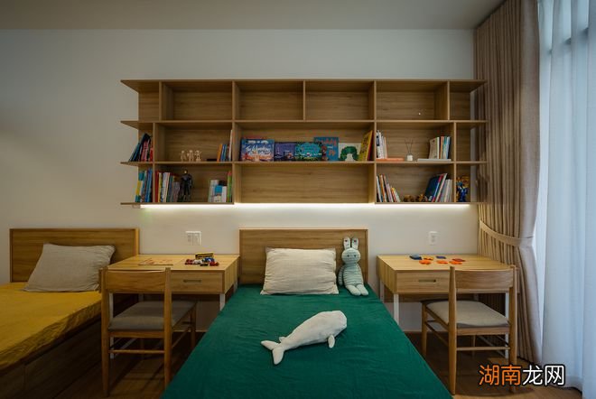 住别墅的快乐,面积大就算了,还能借天井设计个室内花园,真好看