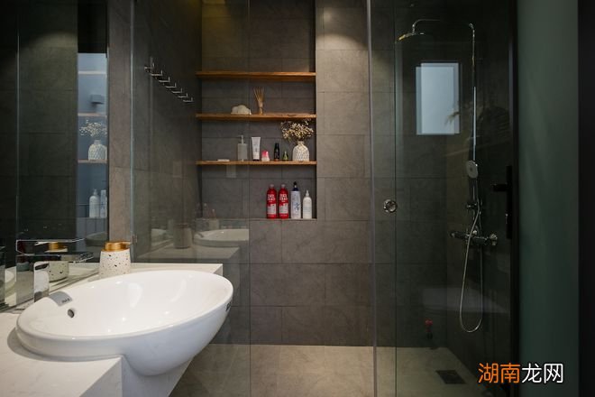 住别墅的快乐,面积大就算了,还能借天井设计个室内花园,真好看