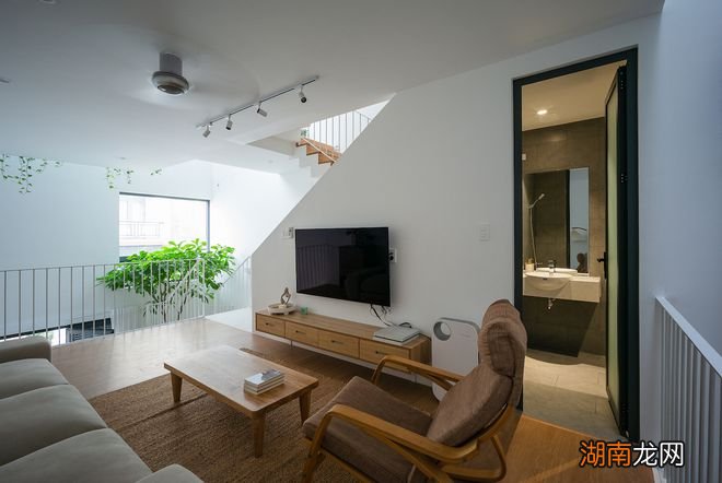 住别墅的快乐,面积大就算了,还能借天井设计个室内花园,真好看