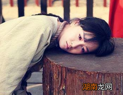 在古代流放条件恶劣，衙役们都还要抢着去做，是为何什么？