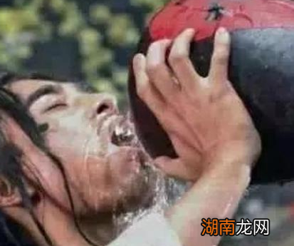 古代大侠吃饭后丢下银子就走 店小二为什么也不拦着