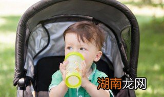 一岁宝宝怎么挑选喝水杯 一岁用什么水杯喝水