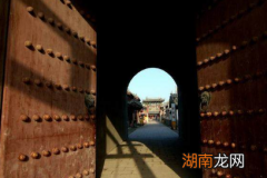 古代的城门为什么都是朝里面开的呢？