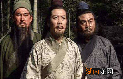 关张二人为何开始不尊敬诸葛亮,却认同刘巴呢?
