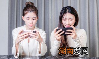 在孩子头上玩手机对孩子有什么影响