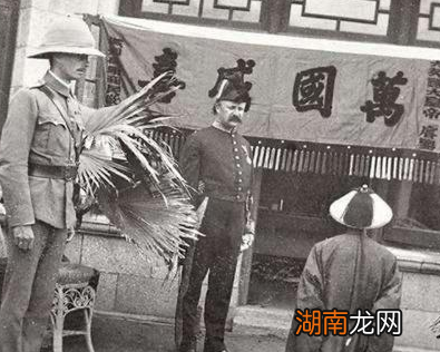 清朝官员在跪拜皇帝时 官员为什么要拍拍袖子