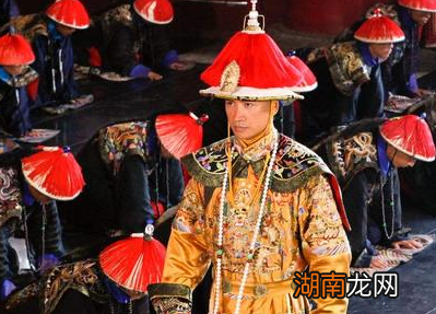 清朝官员在跪拜皇帝时 官员为什么要拍拍袖子