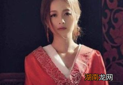 贾姬如厕遇到野猪,为什么侍卫不上去救她?