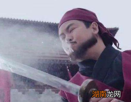 古代刽子手在砍头的之前 他们为什么要在刀上喷一口酒