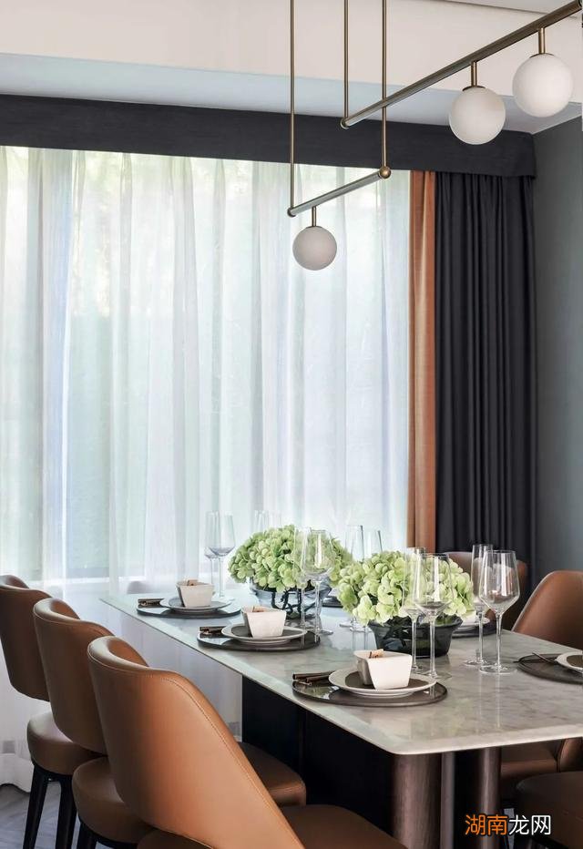 135㎡现代轻奢，稳重舒适的配色，轻奢华丽的材质，装得很高级