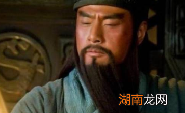 诸葛亮为什么让关羽镇守荆州？