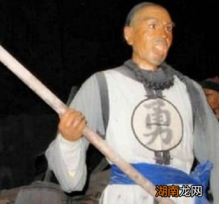 清朝士兵衣服上有兵和勇 两者之间有什么区别