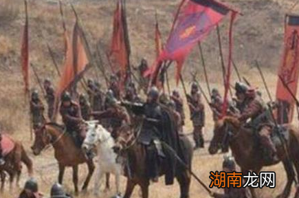 古代扛旗兵身上没有武器却往前冲 古人这么做不是在送人头吗