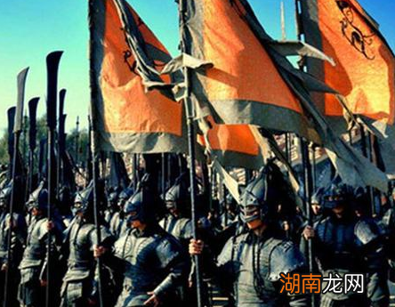 古代扛旗兵身上没有武器却往前冲 古人这么做不是在送人头吗