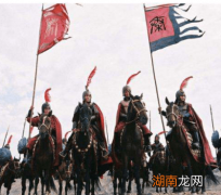 古代将军打仗的时候 身上为什么都要系上披风