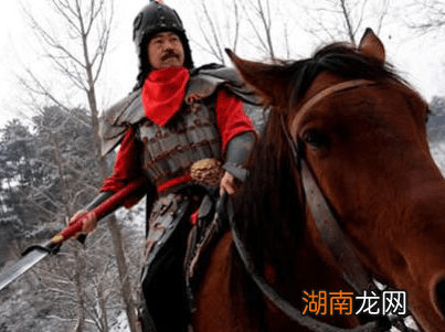 古代将军打仗的时候 身上为什么都要系上披风