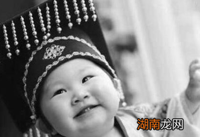 刘秀建立东汉之后 皇帝为什么都是乳臭未干的小孩子