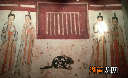 明代女性的妆容与服饰有何特点？史料是如何记载的？