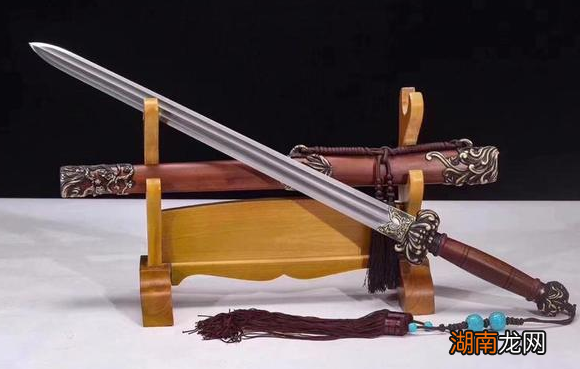 古代宝剑能够做到削铁如泥 这个铁到底指的是什么