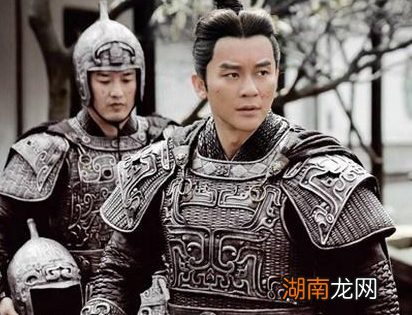 曹丕在三人的辅助下才继位魏王，这三人是谁？