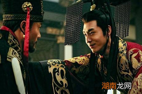 曹丕在三人的辅助下才继位魏王，这三人是谁？