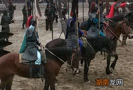 诸侯联军中除了关羽，还有谁能打败华雄？