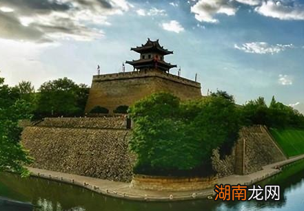 古代晚上关闭城门之后 古人有什么小路能够出城吗