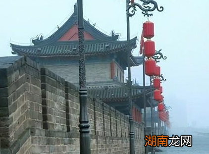 古代晚上关闭城门之后 古人有什么小路能够出城吗