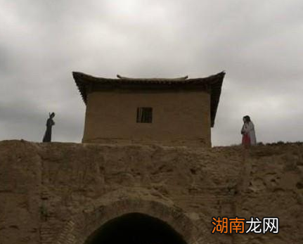 古代晚上关闭城门之后 古人有什么小路能够出城吗