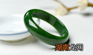新手怎么挑选金丝玉 新手怎么挑选金丝玉手镯