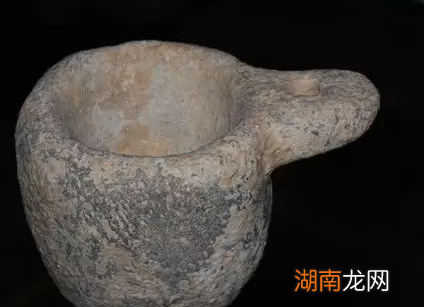 在饮酒器皿尚未出现前 古人是怎么喝酒的