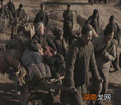 古代女子为什么一定要卖身葬父 自己挖坑埋了不是更好吗