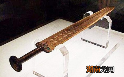 古代宝剑和宝刀不是削铁如泥吗 现代武器为何做不到