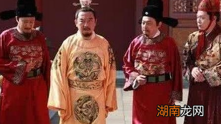 朱元璋登基时写了一首诗,读完后大臣们沉默了