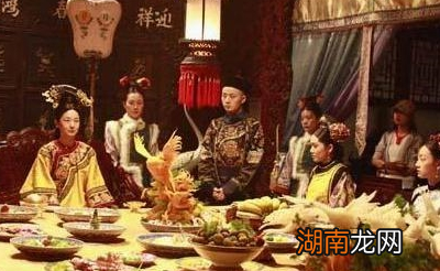 太监送来丰盛的饭菜，皇帝为什么让他倒掉？