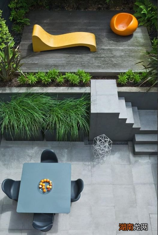 别再"平整"式布景,增加了层次的院子才更具特色,越来越喜欢!