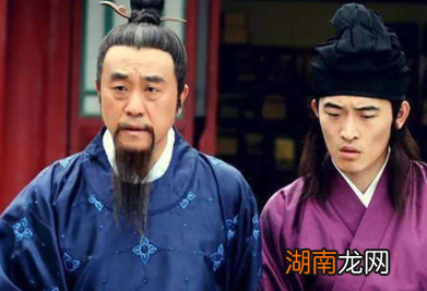 这两人同时参加科考中举,三年后过得截然不同