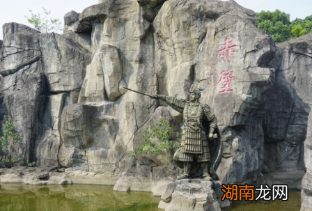 曹操为何会听信来历不明的庞统献的计策呢？