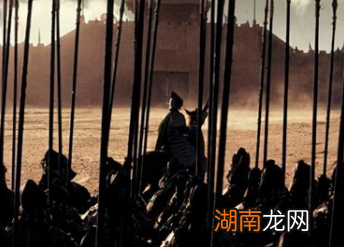 在古代士兵遇到敌军攻城将梯子搭在城墙上时,为何不推倒?