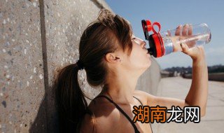 什么塑料材质水杯热水，什么塑料材质水杯热水不会变形