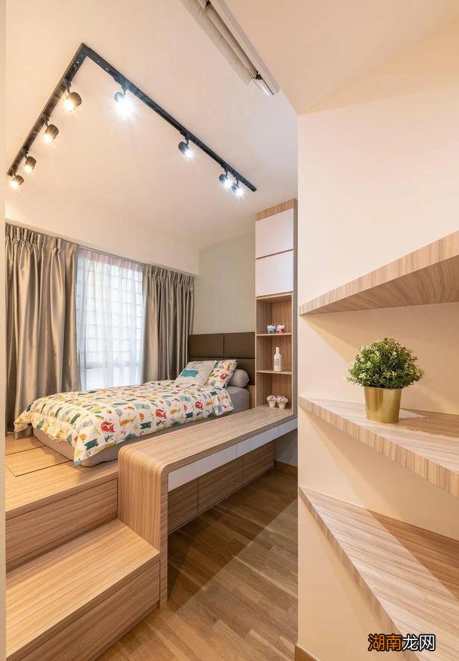 卧室面积不到7㎡，地台床一侧连着书桌一起打，比榻榻米还要好用