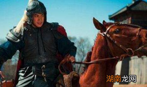 张飞被称为万人敌,为何却打不过吕布呢?