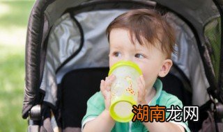 夏季宝宝可以用塑料水杯喝水吗 儿童能不能用pu水杯