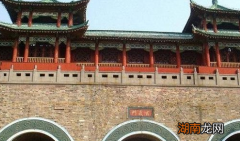 古代城门为什么都是向里开的？