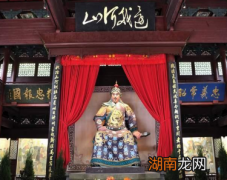 秦桧的妻子王氏做了什么？她的铁铸人像为何也跪在岳飞墓前？