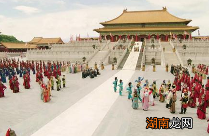 古代皇帝和大臣交流的时候 两人是怎么解决语言障碍的