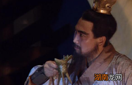 官渡之战中，为什么曹操的粮草会不足呢？