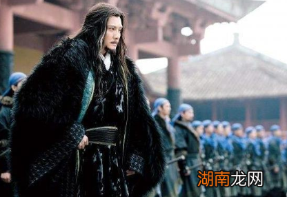 范增与项羽的关系如何？范增为其提供了哪些帮助？