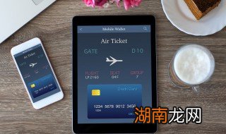 香水进手机屏幕了怎么办，香水喷在手机屏幕怎么全是小点