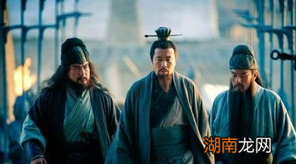 关羽和张飞服徐庶,怎么不服诸葛亮?